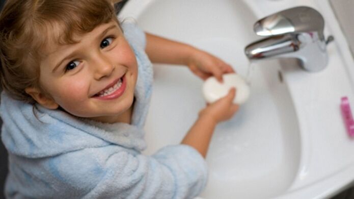 the child washes his hands with soap to protect himself from worms